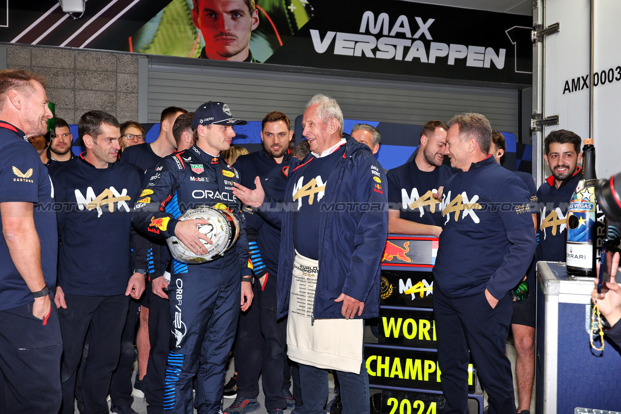 GP LAS VEGAS, Max Verstappen (NLD) Red Bull Racing celebrates his fourth World Champion with Dr Helmut Marko (AUT) Red Bull Motorsport Consultant; Christian Horner (GBR) Red Bull Racing Team Principal; e the team.

23.11.2024. Formula 1 World Championship, Rd 22, Las Vegas Grand Prix, Las Vegas, Nevada, USA, Gara Day.

- www.xpbimages.com, EMail: requests@xpbimages.com © Copyright: Moy / XPB Images