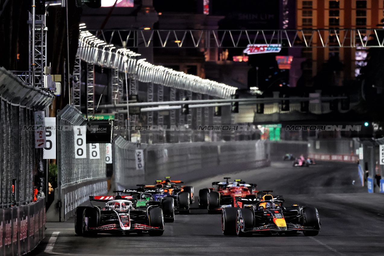GP LAS VEGAS, Kevin Magnussen (DEN) Haas VF-24 e Max Verstappen (NLD) Red Bull Racing RB20 battle for position.

23.11.2024. Formula 1 World Championship, Rd 22, Las Vegas Grand Prix, Las Vegas, Nevada, USA, Gara Day.

- www.xpbimages.com, EMail: requests@xpbimages.com © Copyright: Moy / XPB Images