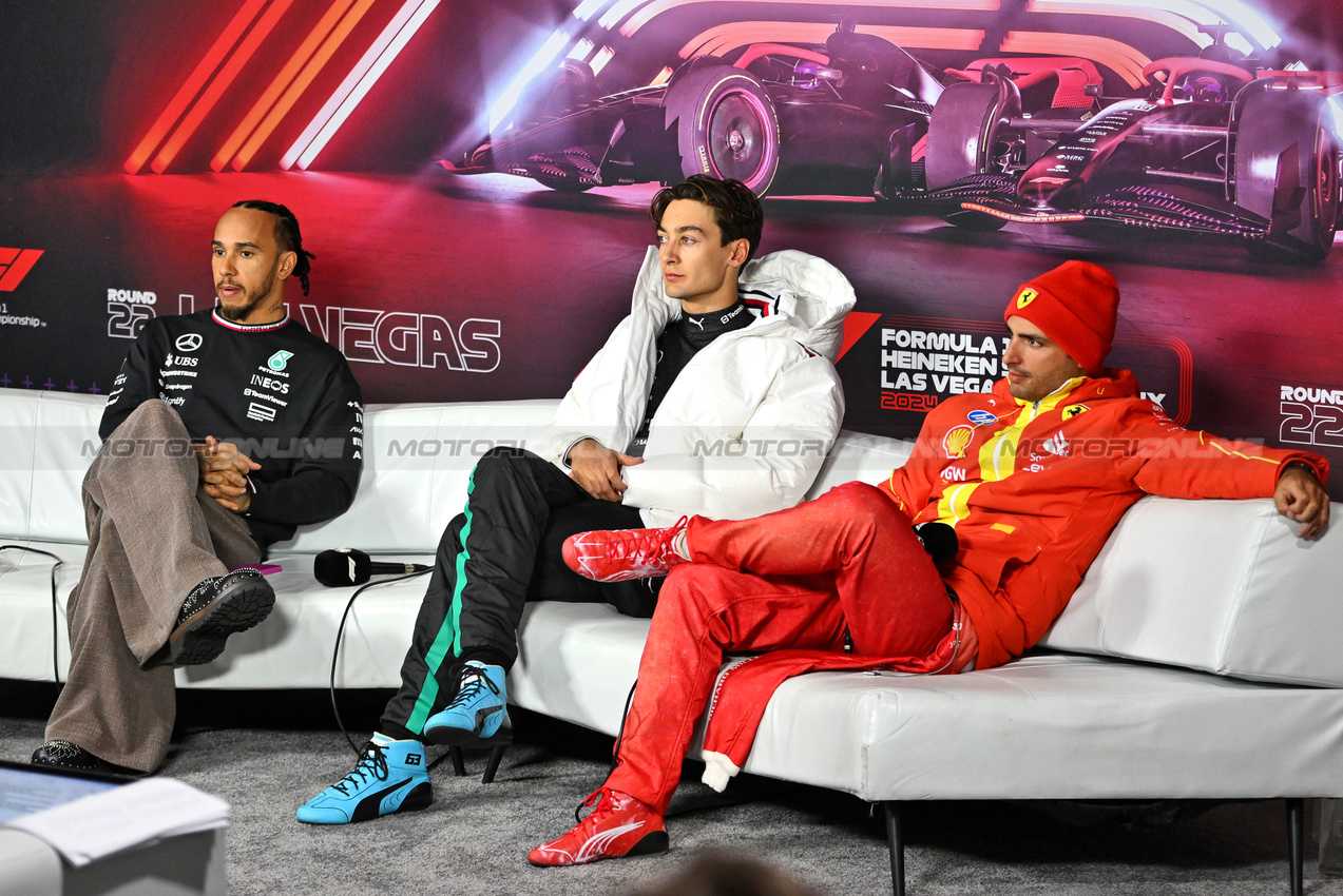 GP LAS VEGAS, (L to R): Lewis Hamilton (GBR) Mercedes AMG F1; George Russell (GBR) Mercedes AMG F1; e Carlos Sainz Jr (ESP) Ferrari, in the post race FIA Press Conference.

23.11.2024. Formula 1 World Championship, Rd 22, Las Vegas Grand Prix, Las Vegas, Nevada, USA, Gara Day.

- www.xpbimages.com, EMail: requests@xpbimages.com © Copyright: Price / XPB Images
