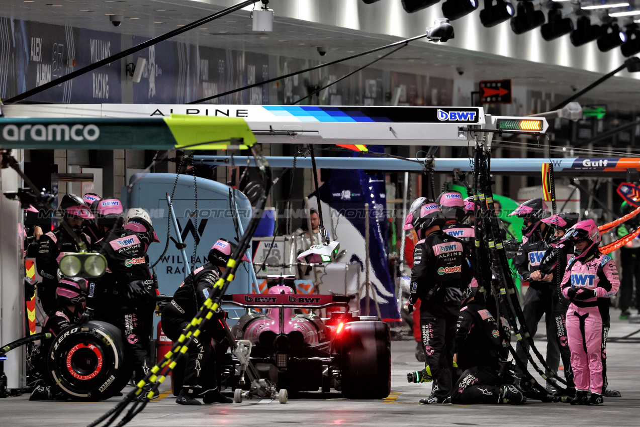 GP LAS VEGAS, Esteban Ocon (FRA) Alpine F1 Team A524 makes a pit stop.

23.11.2024. Formula 1 World Championship, Rd 22, Las Vegas Grand Prix, Las Vegas, Nevada, USA, Gara Day.

- www.xpbimages.com, EMail: requests@xpbimages.com © Copyright: Batchelor / XPB Images