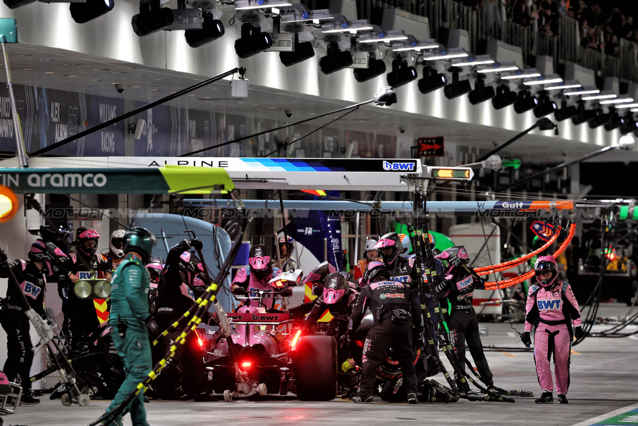 GP LAS VEGAS, Esteban Ocon (FRA) Alpine F1 Team A524 makes a pit stop.

23.11.2024. Formula 1 World Championship, Rd 22, Las Vegas Grand Prix, Las Vegas, Nevada, USA, Gara Day.

- www.xpbimages.com, EMail: requests@xpbimages.com © Copyright: Batchelor / XPB Images