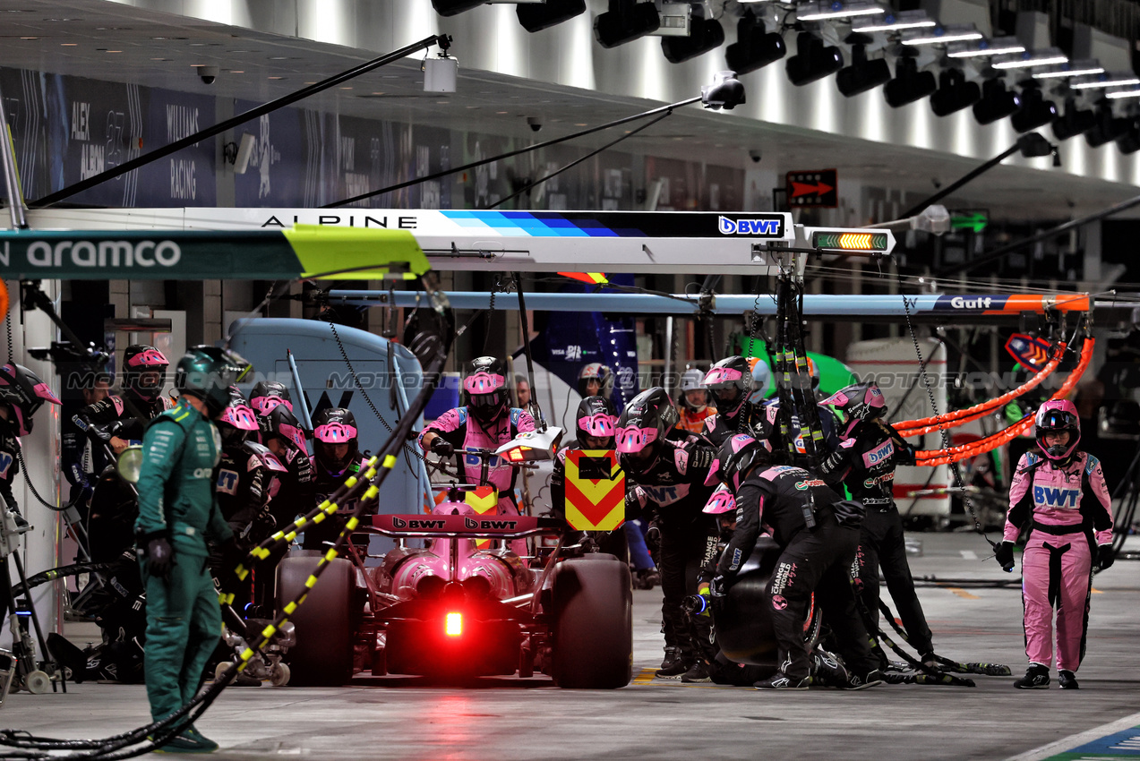 GP LAS VEGAS, Esteban Ocon (FRA) Alpine F1 Team A524 makes a pit stop.

23.11.2024. Formula 1 World Championship, Rd 22, Las Vegas Grand Prix, Las Vegas, Nevada, USA, Gara Day.

- www.xpbimages.com, EMail: requests@xpbimages.com © Copyright: Batchelor / XPB Images