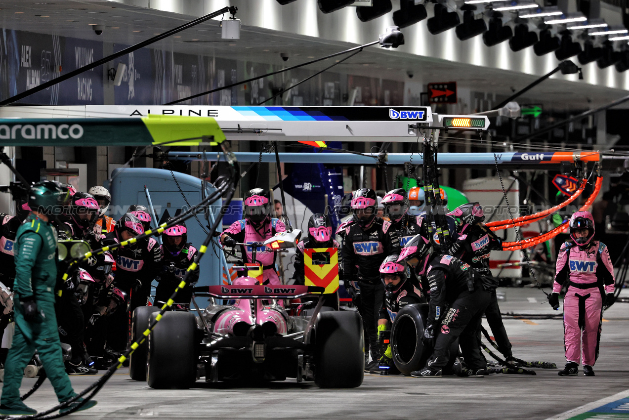 GP LAS VEGAS, Esteban Ocon (FRA) Alpine F1 Team A524 makes a pit stop.

23.11.2024. Formula 1 World Championship, Rd 22, Las Vegas Grand Prix, Las Vegas, Nevada, USA, Gara Day.

- www.xpbimages.com, EMail: requests@xpbimages.com © Copyright: Batchelor / XPB Images