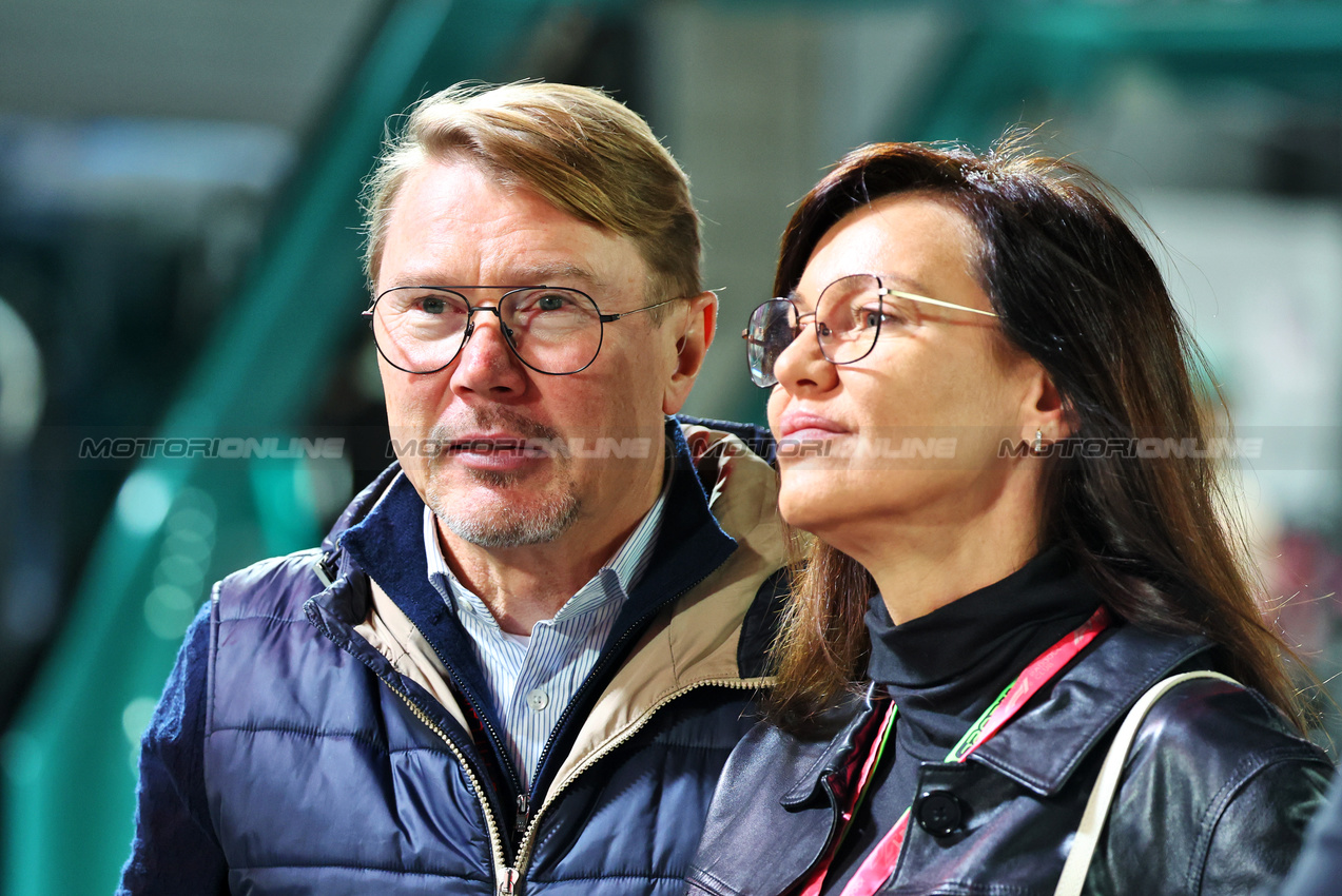 GP LAS VEGAS, Mika Hakkinen (FIN) with sua moglie Marketa Hakkinen (CZE).

23.11.2024. Formula 1 World Championship, Rd 22, Las Vegas Grand Prix, Las Vegas, Nevada, USA, Gara Day.

- www.xpbimages.com, EMail: requests@xpbimages.com © Copyright: Batchelor / XPB Images