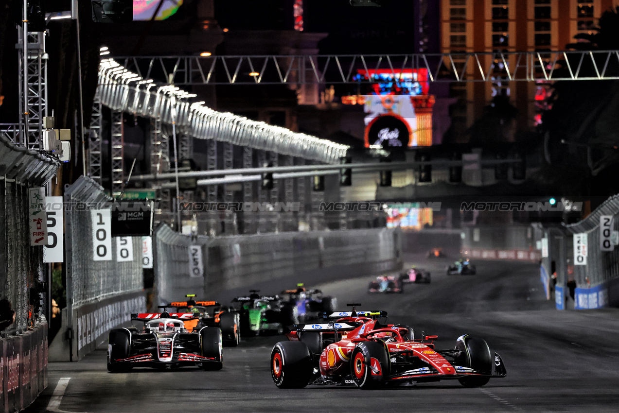 GP LAS VEGAS, Carlos Sainz Jr (ESP) Ferrari SF-24.

23.11.2024. Formula 1 World Championship, Rd 22, Las Vegas Grand Prix, Las Vegas, Nevada, USA, Gara Day.

- www.xpbimages.com, EMail: requests@xpbimages.com © Copyright: Moy / XPB Images
