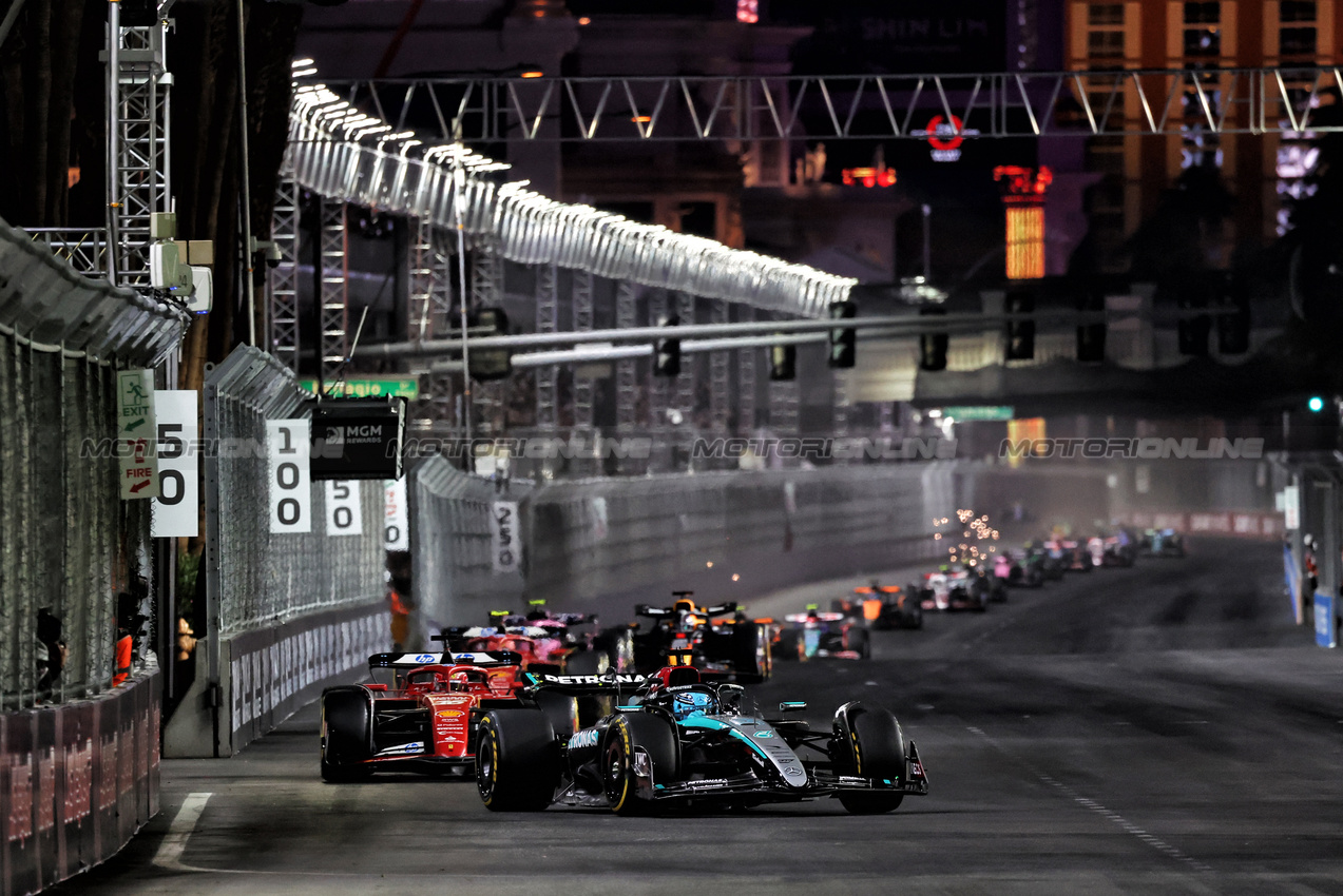 GP LAS VEGAS, George Russell (GBR) Mercedes AMG F1 W15 davanti a at the partenza of the race.

23.11.2024. Formula 1 World Championship, Rd 22, Las Vegas Grand Prix, Las Vegas, Nevada, USA, Gara Day.

- www.xpbimages.com, EMail: requests@xpbimages.com © Copyright: Moy / XPB Images