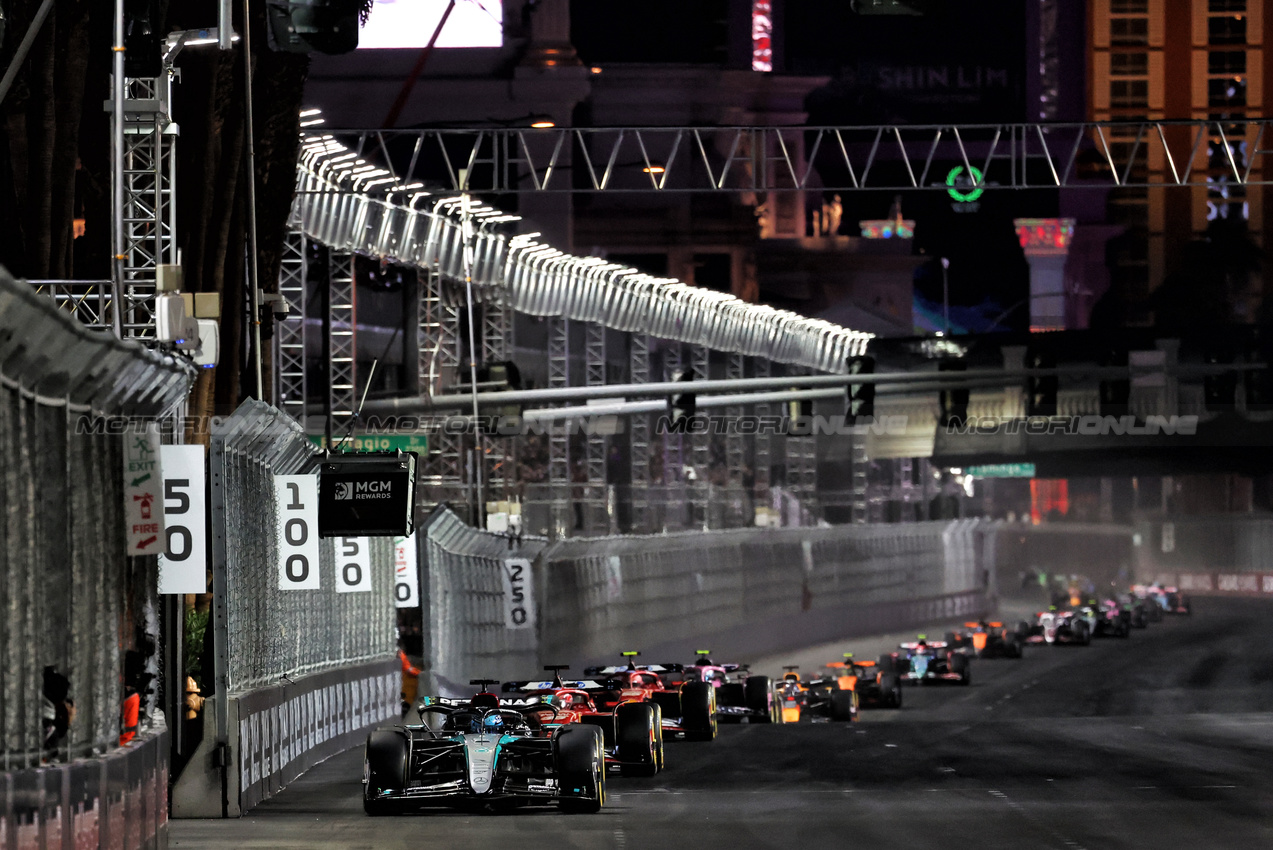 GP LAS VEGAS, George Russell (GBR) Mercedes AMG F1 W15 davanti a at the partenza of the race.

23.11.2024. Formula 1 World Championship, Rd 22, Las Vegas Grand Prix, Las Vegas, Nevada, USA, Gara Day.

- www.xpbimages.com, EMail: requests@xpbimages.com © Copyright: Moy / XPB Images