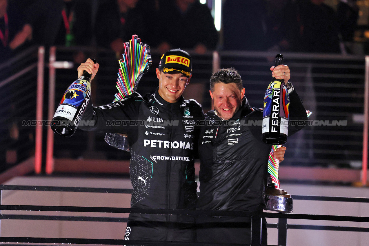 GP LAS VEGAS, (L to R): Gara winner George Russell (GBR) Mercedes AMG F1 celebrates on the podium with Rich Lane (GBR) Mercedes AMG F1 Senior Track Engineer.

23.11.2024. Formula 1 World Championship, Rd 22, Las Vegas Grand Prix, Las Vegas, Nevada, USA, Gara Day.

- www.xpbimages.com, EMail: requests@xpbimages.com © Copyright: Moy / XPB Images