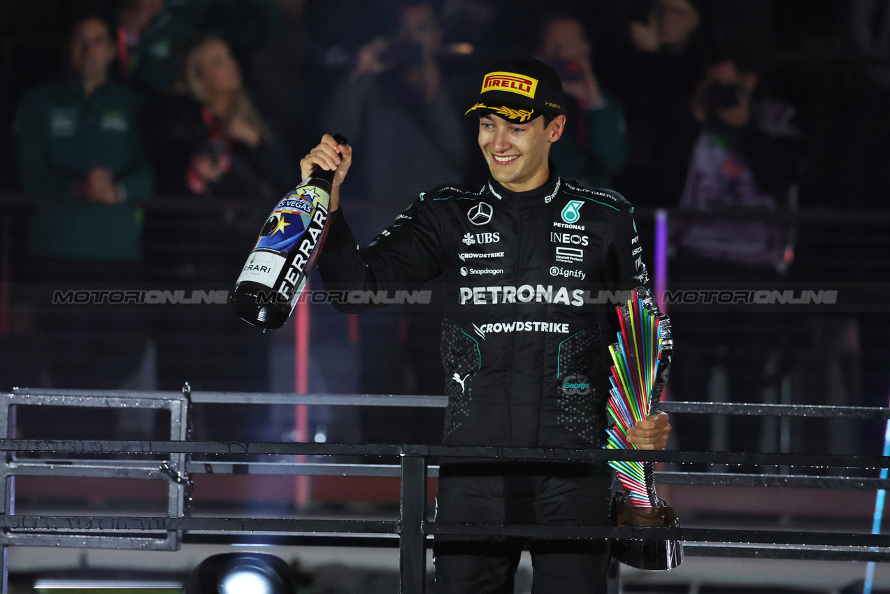 GP LAS VEGAS, Gara winner George Russell (GBR) Mercedes AMG F1 celebrates on the podium.

23.11.2024. Formula 1 World Championship, Rd 22, Las Vegas Grand Prix, Las Vegas, Nevada, USA, Gara Day.

- www.xpbimages.com, EMail: requests@xpbimages.com © Copyright: Moy / XPB Images