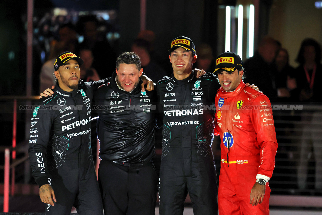 GP LAS VEGAS, The podium (L to R): Lewis Hamilton (GBR) Mercedes AMG F1, second; Rich Lane (GBR) Mercedes AMG F1 Senior Track Engineer; George Russell (GBR) Mercedes AMG F1, vincitore; Carlos Sainz Jr (ESP) Ferrari, third.

23.11.2024. Formula 1 World Championship, Rd 22, Las Vegas Grand Prix, Las Vegas, Nevada, USA, Gara Day.

- www.xpbimages.com, EMail: requests@xpbimages.com © Copyright: Moy / XPB Images
