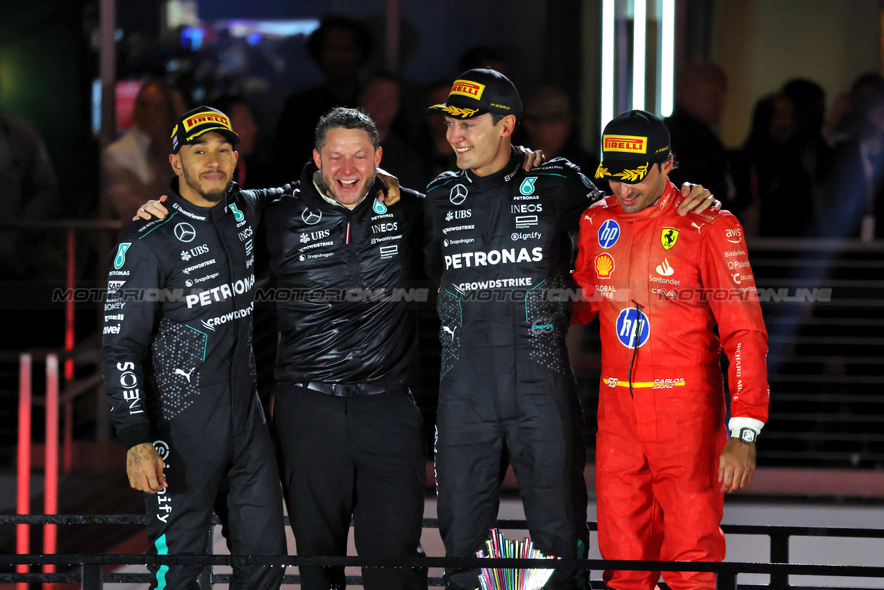 GP LAS VEGAS, The podium (L to R): Lewis Hamilton (GBR) Mercedes AMG F1, second; Rich Lane (GBR) Mercedes AMG F1 Senior Track Engineer; George Russell (GBR) Mercedes AMG F1, vincitore; Carlos Sainz Jr (ESP) Ferrari, third.

23.11.2024. Formula 1 World Championship, Rd 22, Las Vegas Grand Prix, Las Vegas, Nevada, USA, Gara Day.

- www.xpbimages.com, EMail: requests@xpbimages.com © Copyright: Moy / XPB Images