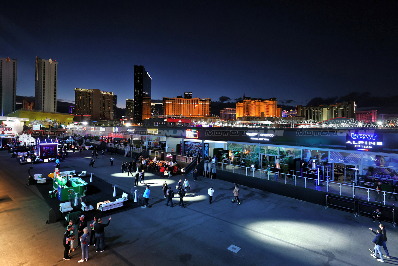 GP LAS VEGAS, Paddock Atmosfera.

23.11.2024. Formula 1 World Championship, Rd 22, Las Vegas Grand Prix, Las Vegas, Nevada, USA, Gara Day.

- www.xpbimages.com, EMail: requests@xpbimages.com © Copyright: Moy / XPB Images