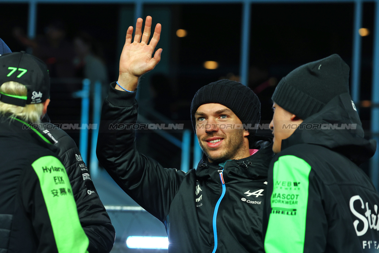 GP LAS VEGAS, Pierre Gasly (FRA) Alpine F1 Team on the drivers' parade.

23.11.2024. Formula 1 World Championship, Rd 22, Las Vegas Grand Prix, Las Vegas, Nevada, USA, Gara Day.

 - www.xpbimages.com, EMail: requests@xpbimages.com © Copyright: Coates / XPB Images