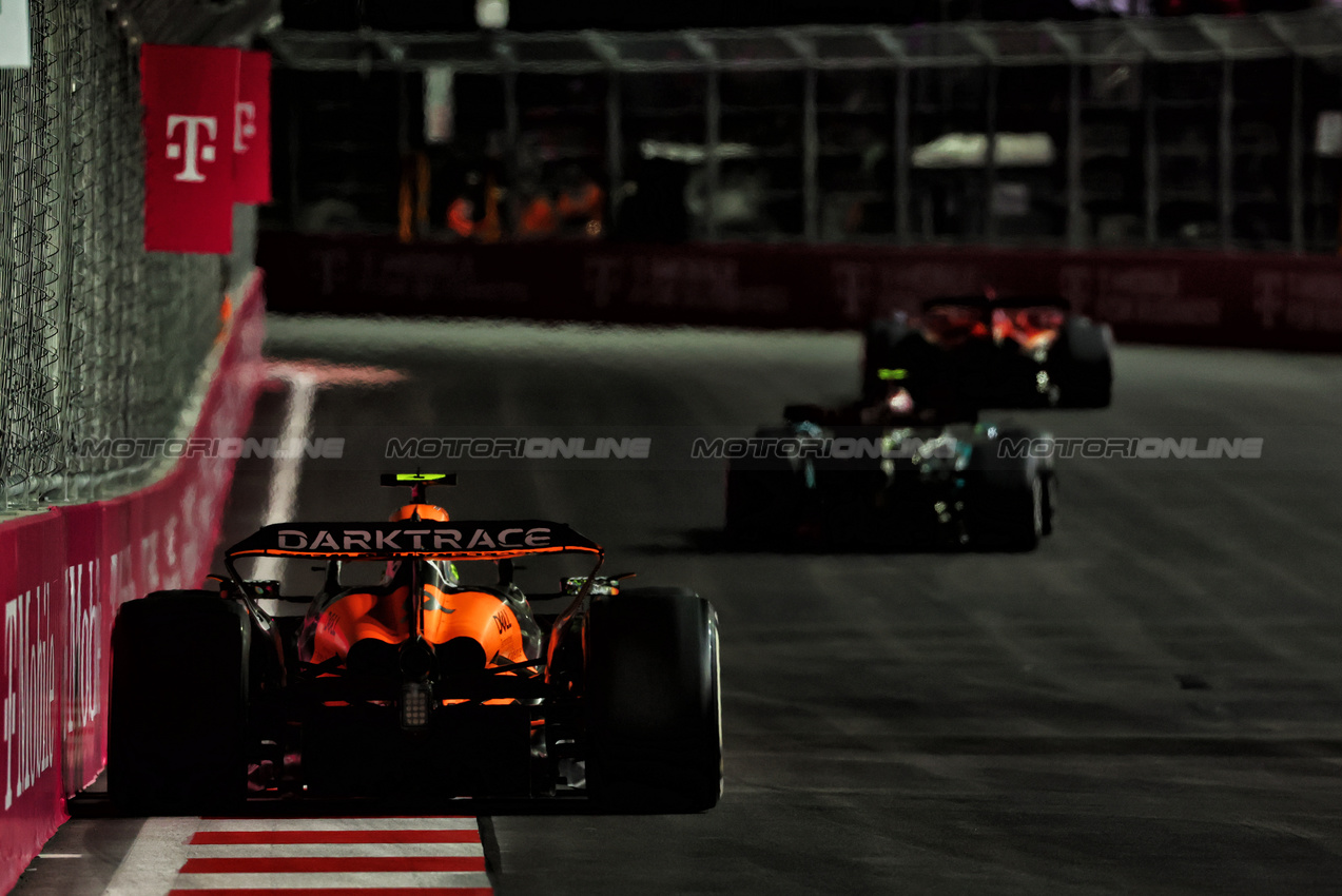 GP LAS VEGAS, Lando Norris (GBR) McLaren MCL38.

23.11.2024. Formula 1 World Championship, Rd 22, Las Vegas Grand Prix, Las Vegas, Nevada, USA, Gara Day.

 - www.xpbimages.com, EMail: requests@xpbimages.com © Copyright: Coates / XPB Images