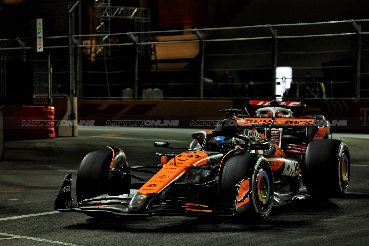 GP LAS VEGAS, Oscar Piastri (AUS) McLaren MCL38.

23.11.2024. Formula 1 World Championship, Rd 22, Las Vegas Grand Prix, Las Vegas, Nevada, USA, Gara Day.

 - www.xpbimages.com, EMail: requests@xpbimages.com © Copyright: Coates / XPB Images