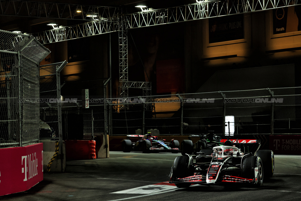 GP LAS VEGAS, Kevin Magnussen (DEN) Haas VF-24.

23.11.2024. Formula 1 World Championship, Rd 22, Las Vegas Grand Prix, Las Vegas, Nevada, USA, Gara Day.

 - www.xpbimages.com, EMail: requests@xpbimages.com © Copyright: Coates / XPB Images