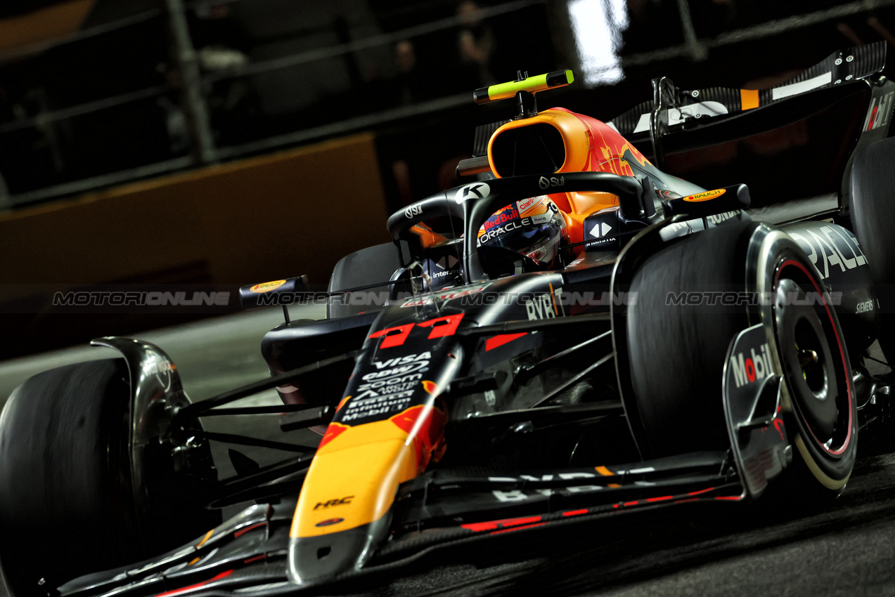 GP LAS VEGAS, Sergio Perez (MEX) Red Bull Racing RB20.

23.11.2024. Formula 1 World Championship, Rd 22, Las Vegas Grand Prix, Las Vegas, Nevada, USA, Gara Day.

 - www.xpbimages.com, EMail: requests@xpbimages.com © Copyright: Coates / XPB Images