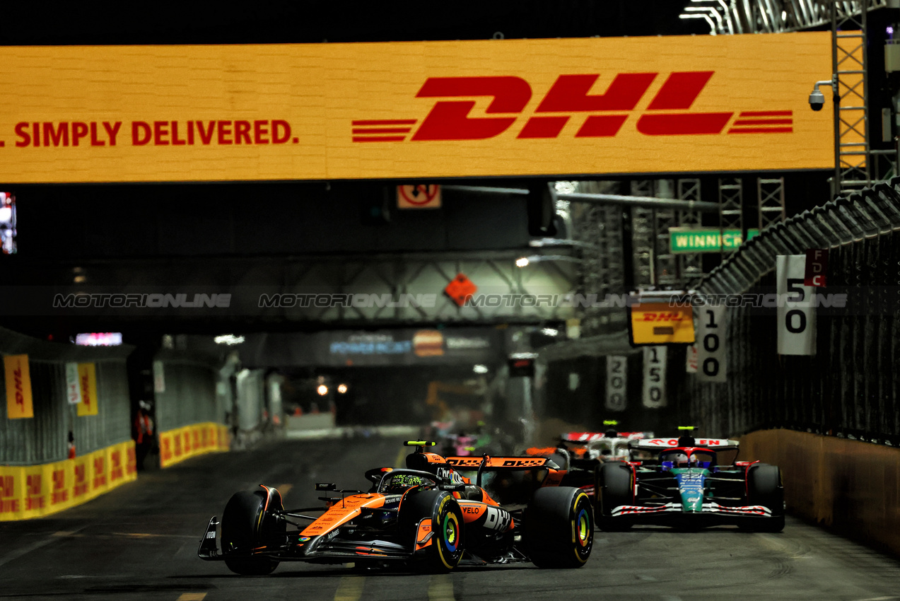 GP LAS VEGAS, Lando Norris (GBR) McLaren MCL38.

23.11.2024. Formula 1 World Championship, Rd 22, Las Vegas Grand Prix, Las Vegas, Nevada, USA, Gara Day.

 - www.xpbimages.com, EMail: requests@xpbimages.com © Copyright: Coates / XPB Images
