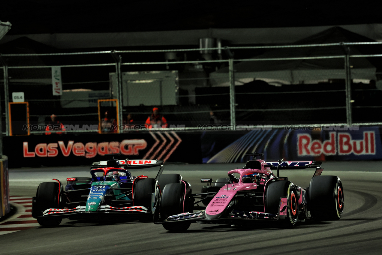 GP LAS VEGAS, Liam Lawson (NZL) RB VCARB 01 e Esteban Ocon (FRA) Alpine F1 Team A524 battle for position.

23.11.2024. Formula 1 World Championship, Rd 22, Las Vegas Grand Prix, Las Vegas, Nevada, USA, Gara Day.

 - www.xpbimages.com, EMail: requests@xpbimages.com © Copyright: Coates / XPB Images