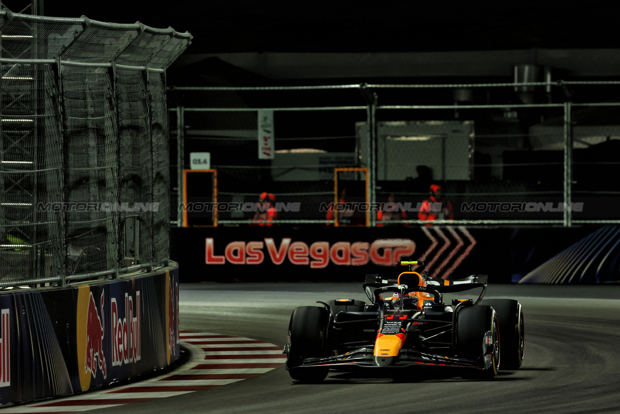 GP LAS VEGAS, Sergio Perez (MEX) Red Bull Racing RB20.

23.11.2024. Formula 1 World Championship, Rd 22, Las Vegas Grand Prix, Las Vegas, Nevada, USA, Gara Day.

 - www.xpbimages.com, EMail: requests@xpbimages.com © Copyright: Coates / XPB Images