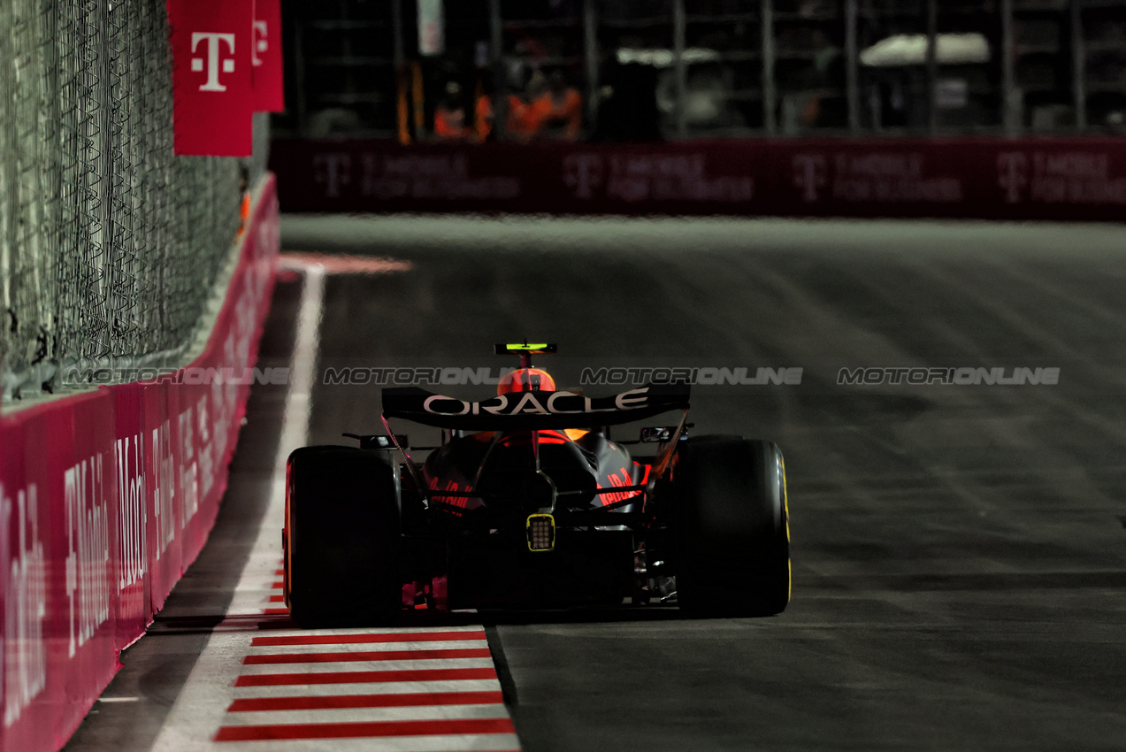 GP LAS VEGAS, Sergio Perez (MEX) Red Bull Racing RB20.

23.11.2024. Formula 1 World Championship, Rd 22, Las Vegas Grand Prix, Las Vegas, Nevada, USA, Gara Day.

 - www.xpbimages.com, EMail: requests@xpbimages.com © Copyright: Coates / XPB Images