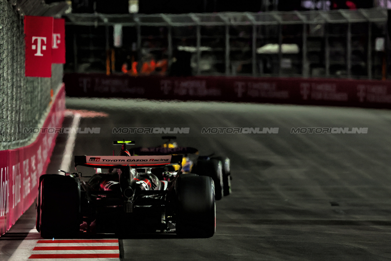 GP LAS VEGAS, Nico Hulkenberg (GER) Haas VF-24.

23.11.2024. Formula 1 World Championship, Rd 22, Las Vegas Grand Prix, Las Vegas, Nevada, USA, Gara Day.

 - www.xpbimages.com, EMail: requests@xpbimages.com © Copyright: Coates / XPB Images
