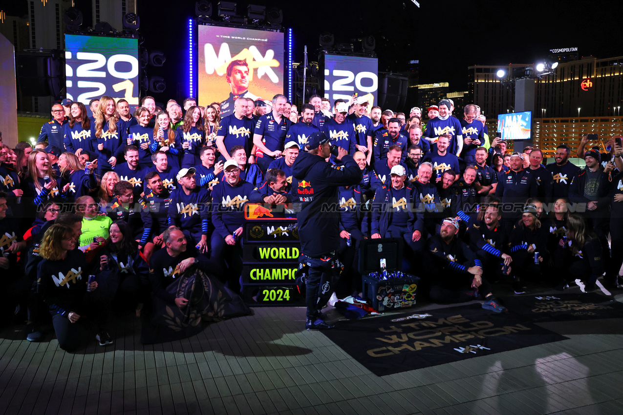 GP LAS VEGAS, Max Verstappen (NLD) Red Bull Racing celebrates his fourth World Championship with the team.

23.11.2024. Formula 1 World Championship, Rd 22, Las Vegas Grand Prix, Las Vegas, Nevada, USA, Gara Day.

- www.xpbimages.com, EMail: requests@xpbimages.com © Copyright: Charniaux / XPB Images