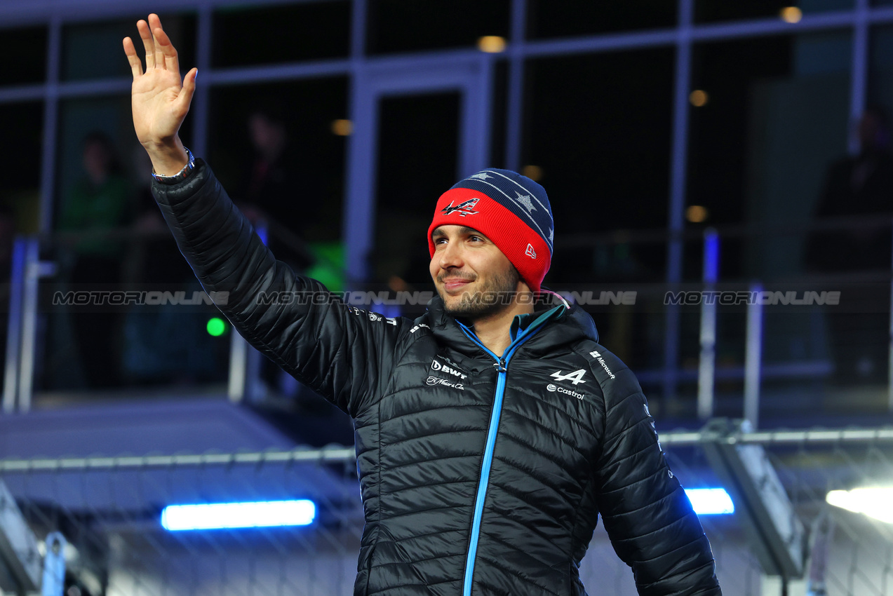 GP LAS VEGAS, Esteban Ocon (FRA) Alpine F1 Team on the drivers' parade.

23.11.2024. Formula 1 World Championship, Rd 22, Las Vegas Grand Prix, Las Vegas, Nevada, USA, Gara Day.

 - www.xpbimages.com, EMail: requests@xpbimages.com © Copyright: Coates / XPB Images