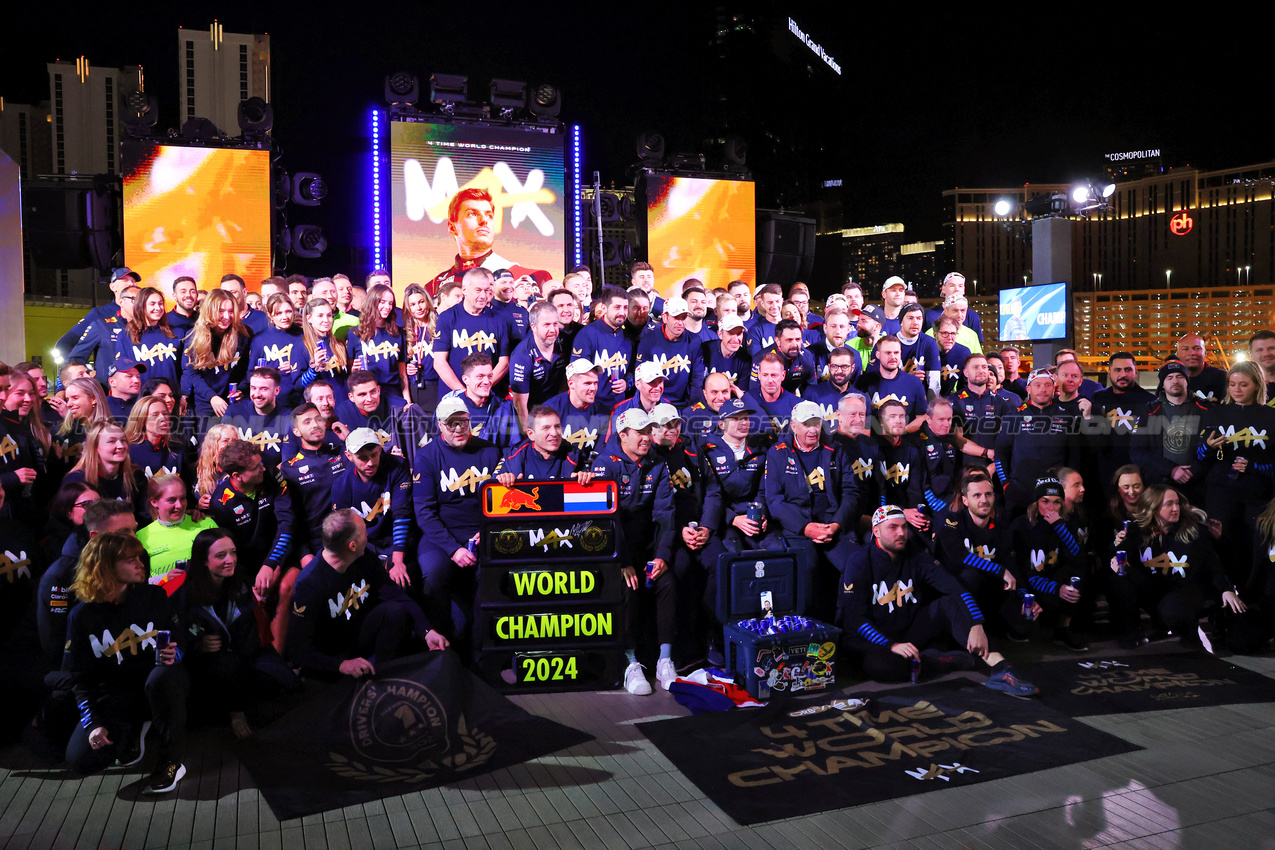 GP LAS VEGAS, Max Verstappen (NLD) Red Bull Racing celebrates his fourth World Championship with the team.

23.11.2024. Formula 1 World Championship, Rd 22, Las Vegas Grand Prix, Las Vegas, Nevada, USA, Gara Day.

- www.xpbimages.com, EMail: requests@xpbimages.com © Copyright: Charniaux / XPB Images