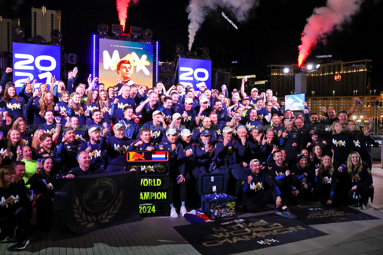 GP LAS VEGAS, Max Verstappen (NLD) Red Bull Racing celebrates his fourth World Championship with the team.

23.11.2024. Formula 1 World Championship, Rd 22, Las Vegas Grand Prix, Las Vegas, Nevada, USA, Gara Day.

- www.xpbimages.com, EMail: requests@xpbimages.com © Copyright: Charniaux / XPB Images