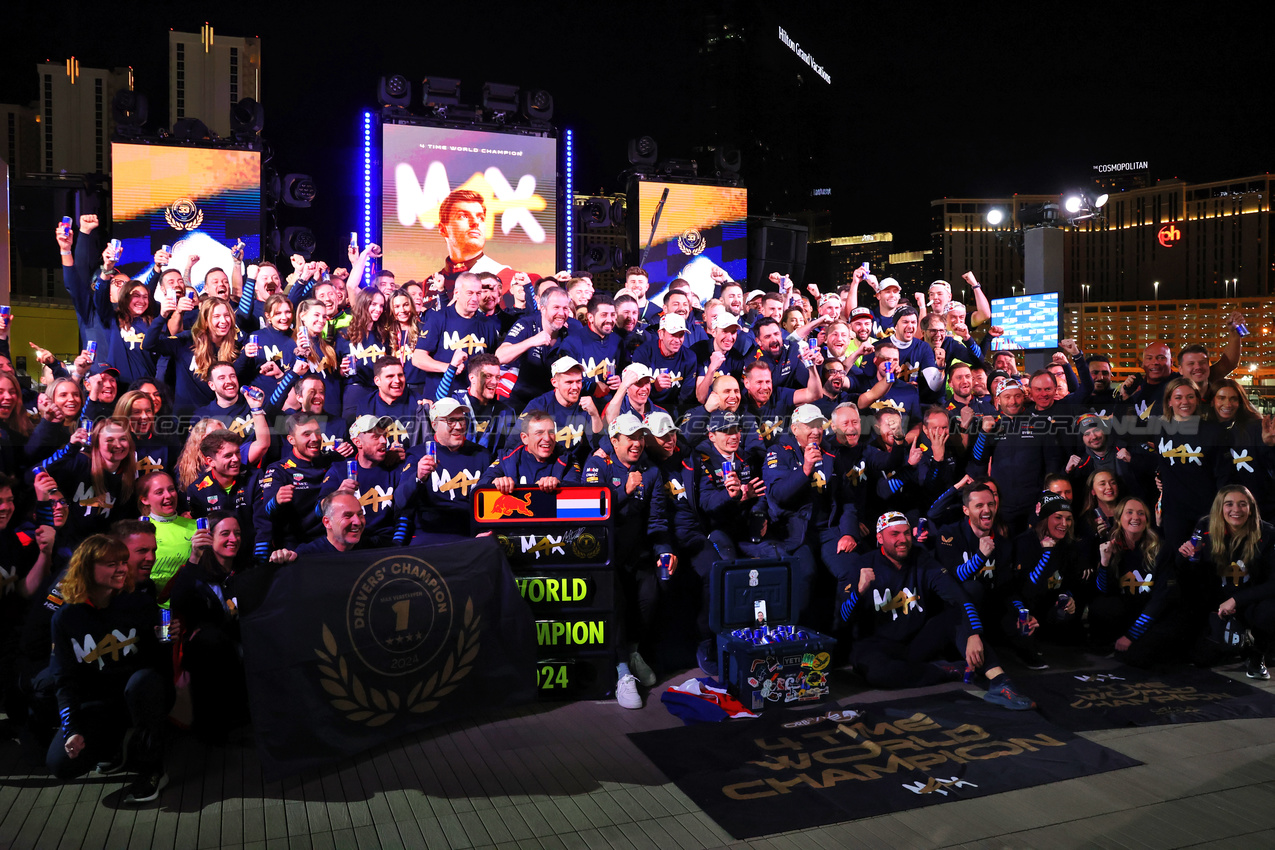 GP LAS VEGAS, Max Verstappen (NLD) Red Bull Racing celebrates his fourth World Championship with the team.

23.11.2024. Formula 1 World Championship, Rd 22, Las Vegas Grand Prix, Las Vegas, Nevada, USA, Gara Day.

- www.xpbimages.com, EMail: requests@xpbimages.com © Copyright: Charniaux / XPB Images