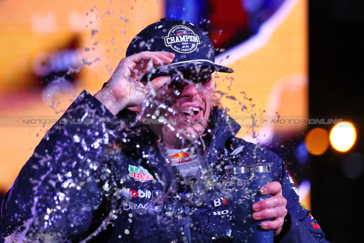 GP LAS VEGAS, Max Verstappen (NLD) Red Bull Racing celebrates his fourth World Championship with the team.

23.11.2024. Formula 1 World Championship, Rd 22, Las Vegas Grand Prix, Las Vegas, Nevada, USA, Gara Day.

- www.xpbimages.com, EMail: requests@xpbimages.com © Copyright: Charniaux / XPB Images
