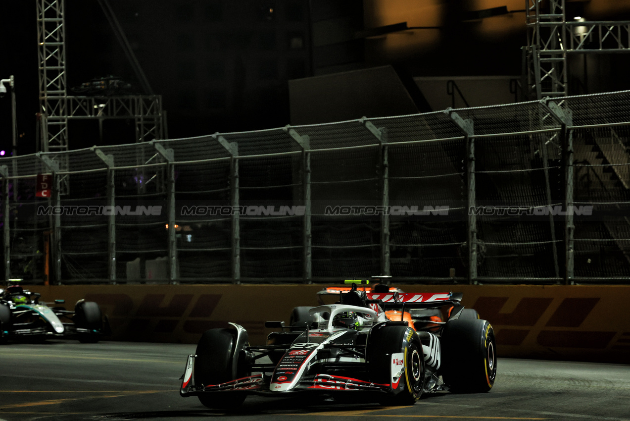 GP LAS VEGAS, Nico Hulkenberg (GER) Haas VF-24.

23.11.2024. Formula 1 World Championship, Rd 22, Las Vegas Grand Prix, Las Vegas, Nevada, USA, Gara Day.

 - www.xpbimages.com, EMail: requests@xpbimages.com © Copyright: Coates / XPB Images