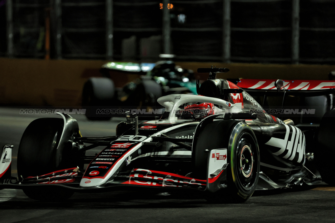 GP LAS VEGAS, Kevin Magnussen (DEN) Haas VF-24.

23.11.2024. Formula 1 World Championship, Rd 22, Las Vegas Grand Prix, Las Vegas, Nevada, USA, Gara Day.

 - www.xpbimages.com, EMail: requests@xpbimages.com © Copyright: Coates / XPB Images