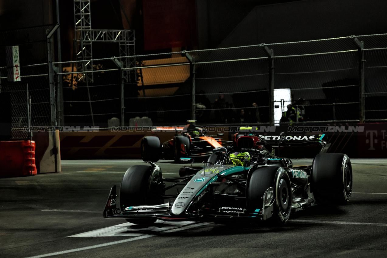 GP LAS VEGAS, Lewis Hamilton (GBR) Mercedes AMG F1 W15.

23.11.2024. Formula 1 World Championship, Rd 22, Las Vegas Grand Prix, Las Vegas, Nevada, USA, Gara Day.

 - www.xpbimages.com, EMail: requests@xpbimages.com © Copyright: Coates / XPB Images