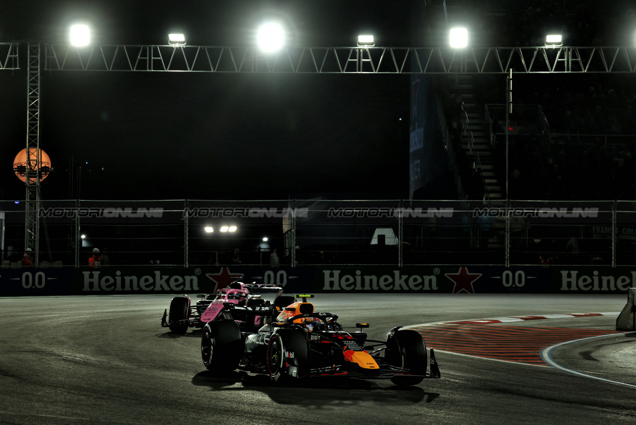 GP LAS VEGAS, Sergio Perez (MEX) Red Bull Racing RB20.

23.11.2024. Formula 1 World Championship, Rd 22, Las Vegas Grand Prix, Las Vegas, Nevada, USA, Gara Day.

 - www.xpbimages.com, EMail: requests@xpbimages.com © Copyright: Coates / XPB Images