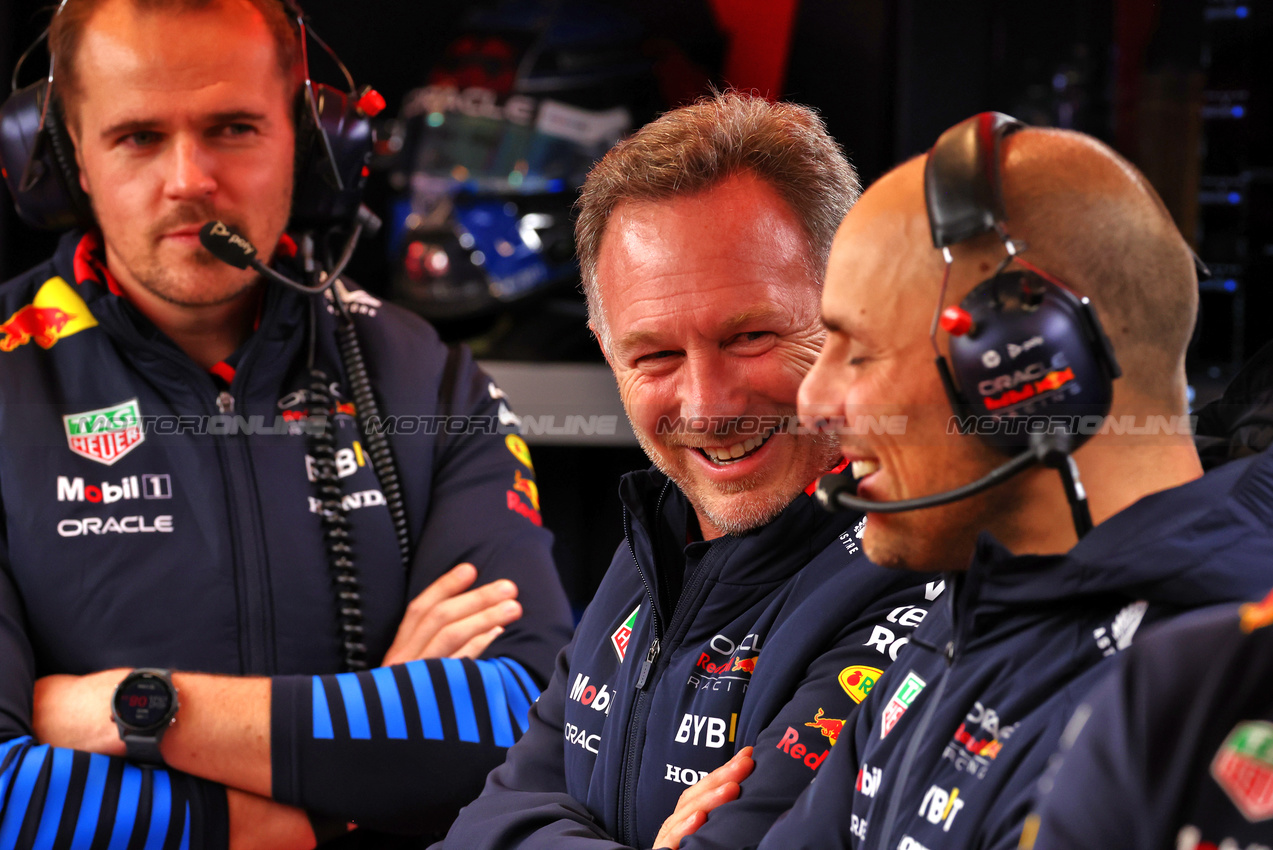 GP LAS VEGAS, (L to R): Christian Horner (GBR) Red Bull Racing Team Principal with Gianpiero Lambiase (ITA) Red Bull Racing Engineer.

23.11.2024. Formula 1 World Championship, Rd 22, Las Vegas Grand Prix, Las Vegas, Nevada, USA, Gara Day.

 - www.xpbimages.com, EMail: requests@xpbimages.com © Copyright: Coates / XPB Images