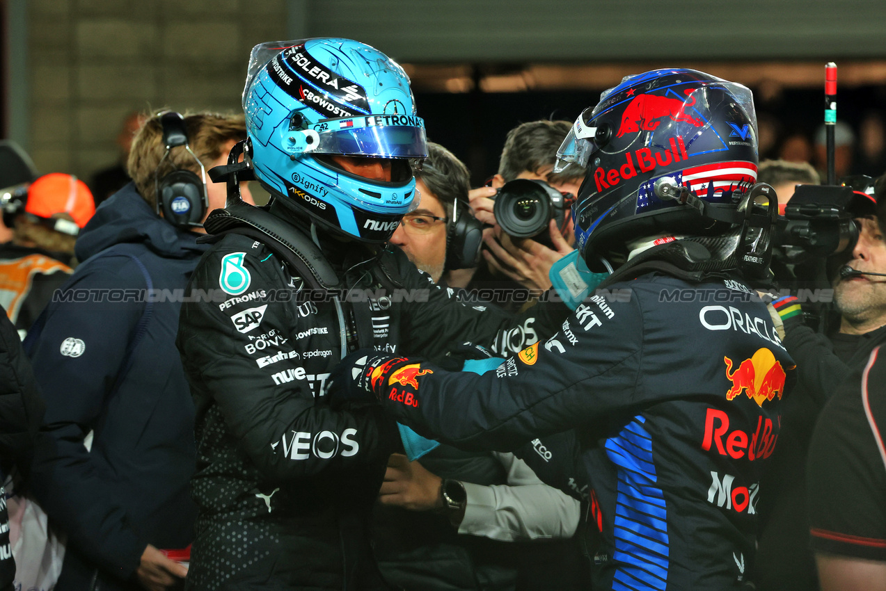 GP LAS VEGAS, (L to R): Gara winner George Russell (GBR) Mercedes AMG F1 celebrates with World Champion Max Verstappen (NLD) Red Bull Racing in parc ferme.

23.11.2024. Formula 1 World Championship, Rd 22, Las Vegas Grand Prix, Las Vegas, Nevada, USA, Gara Day.

 - www.xpbimages.com, EMail: requests@xpbimages.com © Copyright: Coates / XPB Images