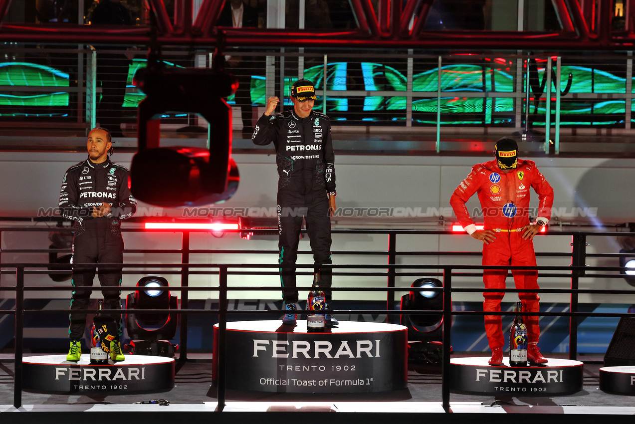 GP LAS VEGAS, The podium (L to R): Lewis Hamilton (GBR) Mercedes AMG F1, second; George Russell (GBR) Mercedes AMG F1, vincitore; Carlos Sainz Jr (ESP) Ferrari, third.

23.11.2024. Formula 1 World Championship, Rd 22, Las Vegas Grand Prix, Las Vegas, Nevada, USA, Gara Day.

 - www.xpbimages.com, EMail: requests@xpbimages.com © Copyright: Coates / XPB Images