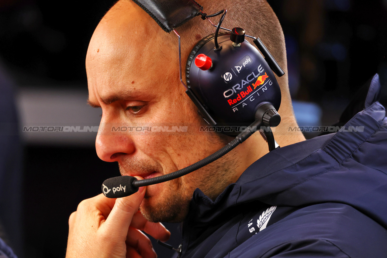 GP LAS VEGAS, Gianpiero Lambiase (ITA) Red Bull Racing Engineer.

23.11.2024. Formula 1 World Championship, Rd 22, Las Vegas Grand Prix, Las Vegas, Nevada, USA, Gara Day.

 - www.xpbimages.com, EMail: requests@xpbimages.com © Copyright: Coates / XPB Images