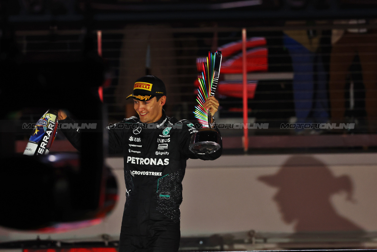 GP LAS VEGAS, Gara winner George Russell (GBR) Mercedes AMG F1 celebrates on the podium.

23.11.2024. Formula 1 World Championship, Rd 22, Las Vegas Grand Prix, Las Vegas, Nevada, USA, Gara Day.

 - www.xpbimages.com, EMail: requests@xpbimages.com © Copyright: Coates / XPB Images