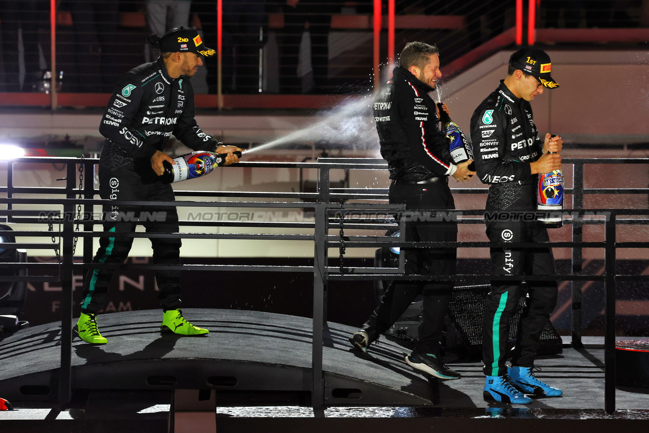 GP LAS VEGAS, (L to R): Lewis Hamilton (GBR) Mercedes AMG F1 celebrates on the podium with Rich Lane (GBR) Mercedes AMG F1 Senior Track Engineer e vincitore George Russell (GBR) Mercedes AMG F1.

23.11.2024. Formula 1 World Championship, Rd 22, Las Vegas Grand Prix, Las Vegas, Nevada, USA, Gara Day.

 - www.xpbimages.com, EMail: requests@xpbimages.com © Copyright: Coates / XPB Images