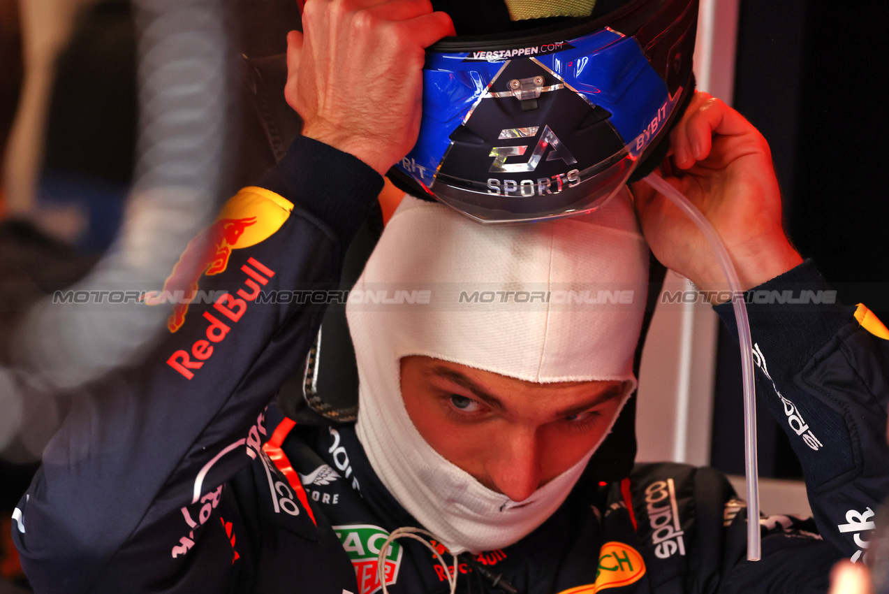 GP LAS VEGAS, Max Verstappen (NLD) Red Bull Racing.

23.11.2024. Formula 1 World Championship, Rd 22, Las Vegas Grand Prix, Las Vegas, Nevada, USA, Gara Day.

 - www.xpbimages.com, EMail: requests@xpbimages.com © Copyright: Coates / XPB Images