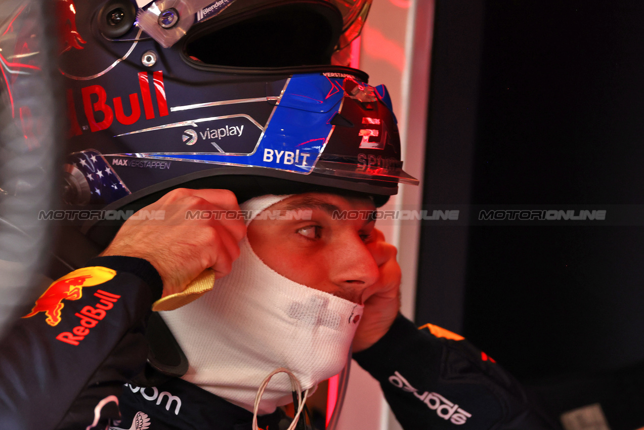 GP LAS VEGAS, Max Verstappen (NLD) Red Bull Racing.

23.11.2024. Formula 1 World Championship, Rd 22, Las Vegas Grand Prix, Las Vegas, Nevada, USA, Gara Day.

 - www.xpbimages.com, EMail: requests@xpbimages.com © Copyright: Coates / XPB Images