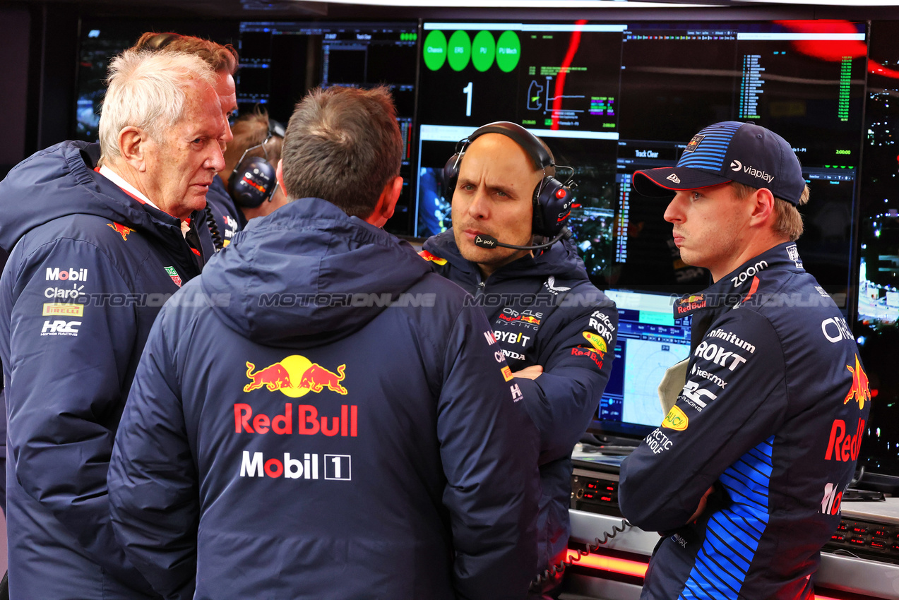 GP LAS VEGAS, (L to R): Dr Helmut Marko (AUT) Red Bull Motorsport Consultant; Gianpiero Lambiase (ITA) Red Bull Racing Engineer; e Max Verstappen (NLD) Red Bull Racing.

23.11.2024. Formula 1 World Championship, Rd 22, Las Vegas Grand Prix, Las Vegas, Nevada, USA, Gara Day.

 - www.xpbimages.com, EMail: requests@xpbimages.com © Copyright: Coates / XPB Images
