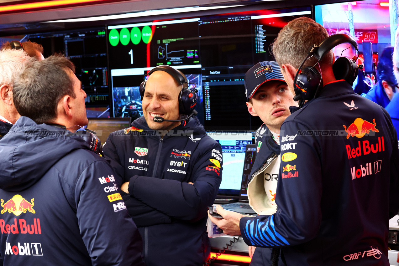 GP LAS VEGAS, Max Verstappen (NLD) Red Bull Racing with Gianpiero Lambiase (ITA) Red Bull Racing Engineer.

23.11.2024. Formula 1 World Championship, Rd 22, Las Vegas Grand Prix, Las Vegas, Nevada, USA, Gara Day.

 - www.xpbimages.com, EMail: requests@xpbimages.com © Copyright: Coates / XPB Images