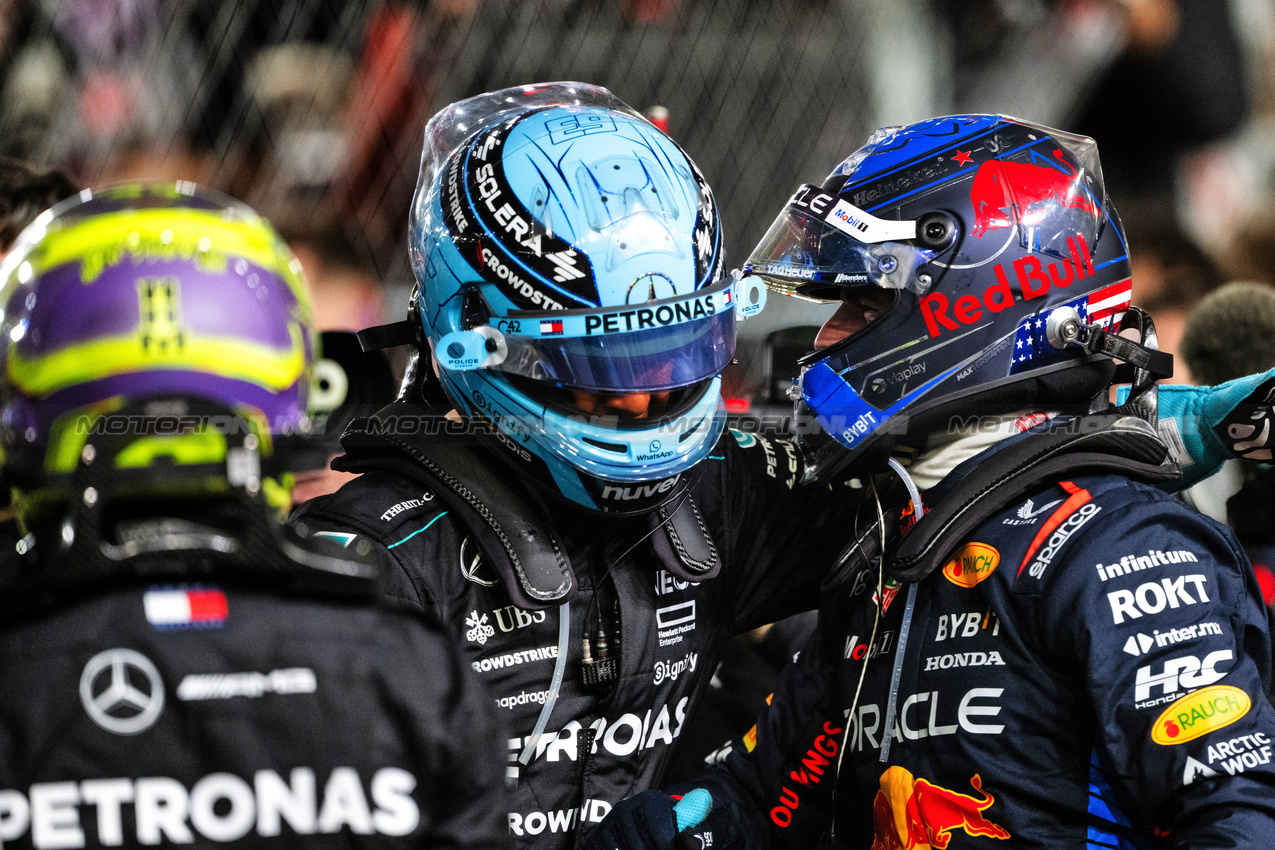 GP LAS VEGAS, (L to R): Gara winner George Russell (GBR) Mercedes AMG F1 celebrates World Champion Max Verstappen (NLD) Red Bull Racing in parc ferme.

23.11.2024. Formula 1 World Championship, Rd 22, Las Vegas Grand Prix, Las Vegas, Nevada, USA, Gara Day.

- www.xpbimages.com, EMail: requests@xpbimages.com © Copyright: Price / XPB Images