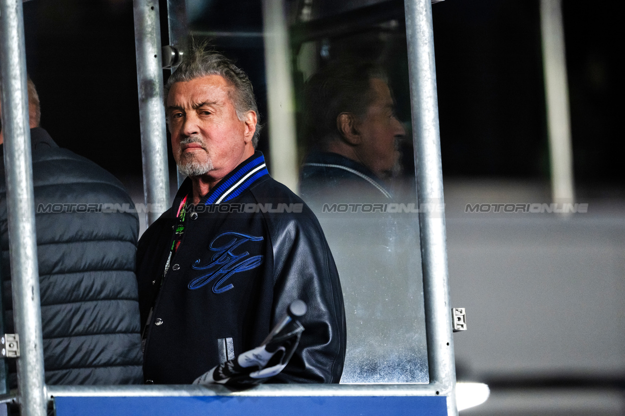GP LAS VEGAS, Sylvester Stallone (USA) Actor waves the chequered flag at the end of the race.

23.11.2024. Formula 1 World Championship, Rd 22, Las Vegas Grand Prix, Las Vegas, Nevada, USA, Gara Day.

- www.xpbimages.com, EMail: requests@xpbimages.com © Copyright: Price / XPB Images