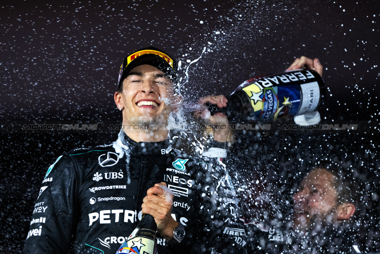 GP LAS VEGAS, Gara winner George Russell (GBR) Mercedes AMG F1 celebrates on the podium.

23.11.2024. Formula 1 World Championship, Rd 22, Las Vegas Grand Prix, Las Vegas, Nevada, USA, Gara Day.

- www.xpbimages.com, EMail: requests@xpbimages.com © Copyright: Price / XPB Images
