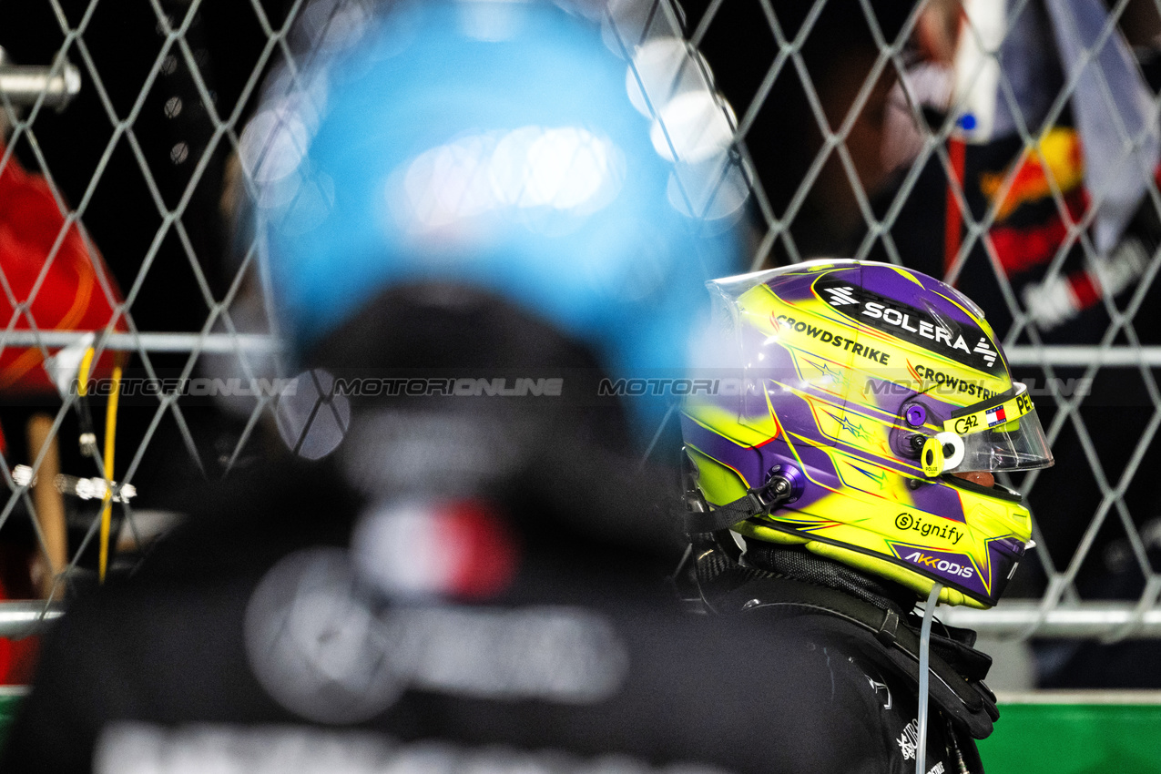 GP LAS VEGAS, Second placed Lewis Hamilton (GBR) Mercedes AMG F1 in parc ferme.

23.11.2024. Formula 1 World Championship, Rd 22, Las Vegas Grand Prix, Las Vegas, Nevada, USA, Gara Day.

- www.xpbimages.com, EMail: requests@xpbimages.com © Copyright: Price / XPB Images